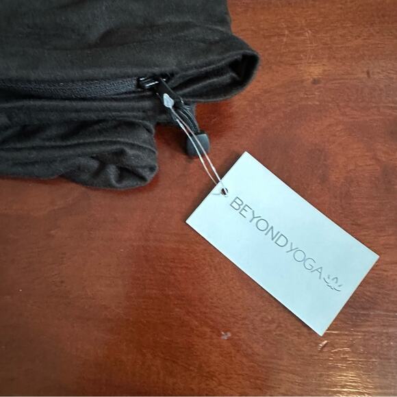 NWT Beyond Yoga Infinity Hidden pocket Scarf Black NEW Exercise Hidden Pocket - Picture 13 of 14